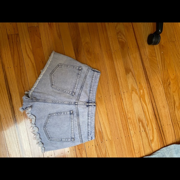 Light wash, high waisted jean shorts! - Picture 3 of 3